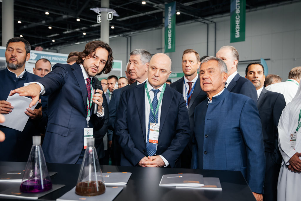 Рустам Минниханов у стенда НИИ Нефтепромхим на TatOilExpo 2023